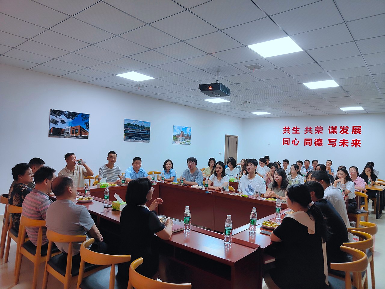 贵州铜仁数据职业学院（筹）召开庆祝第38个教师节教师代表座谈会