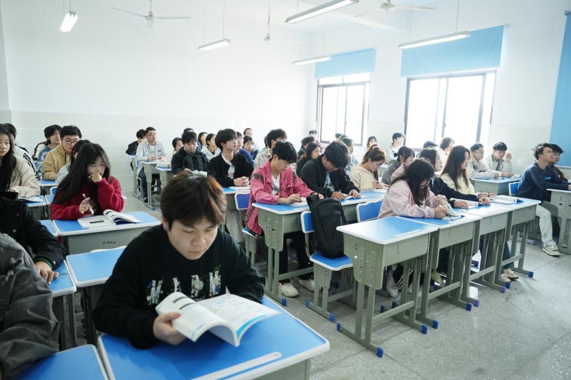 把脉教学促提升——刘春斌校长深入课堂一线听课