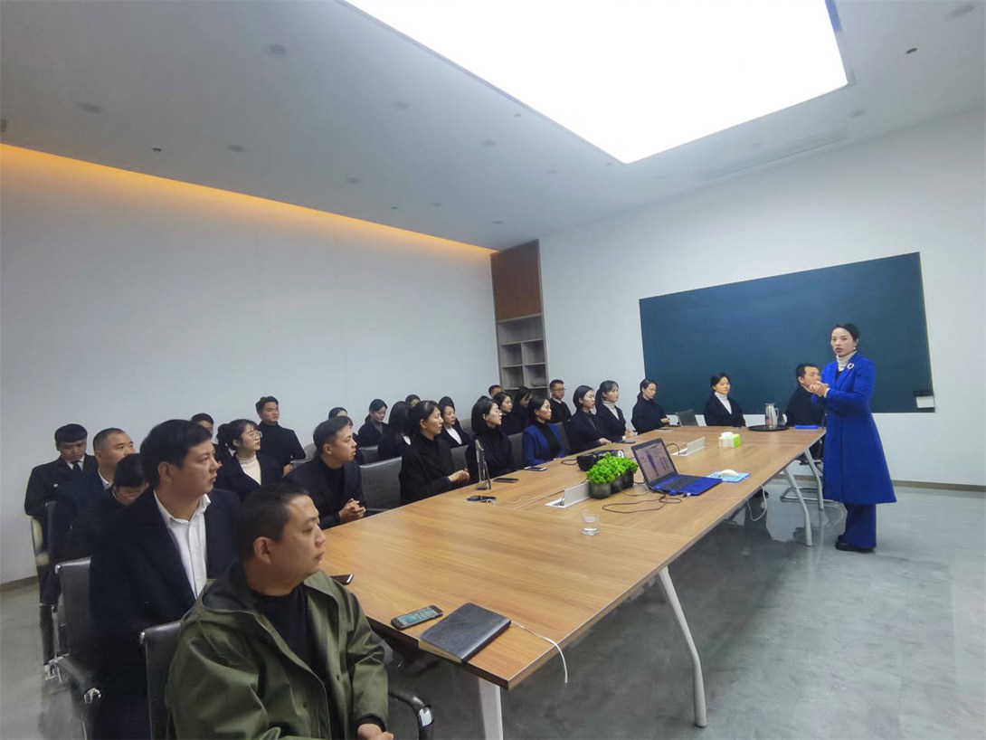 我校教师罗杨赴雪子集团(贵州)房地产营销中心进行礼仪培训
