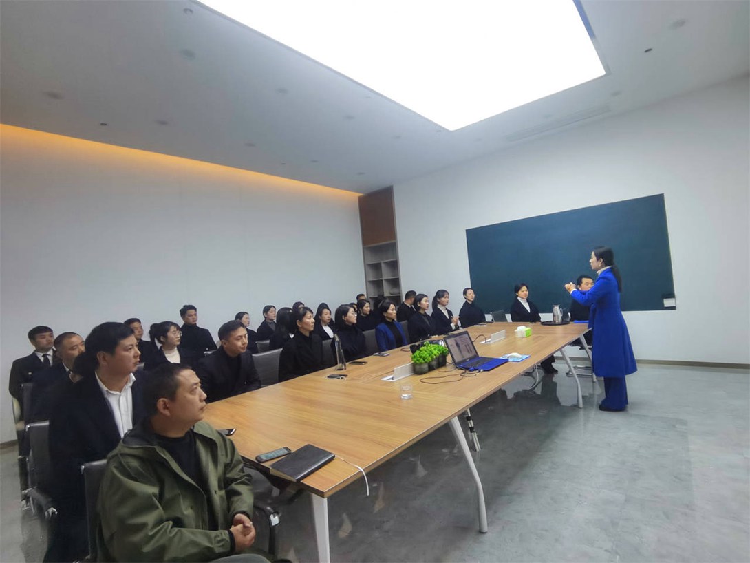 我校教师罗杨赴雪子集团(贵州)房地产营销中心进行礼仪培训