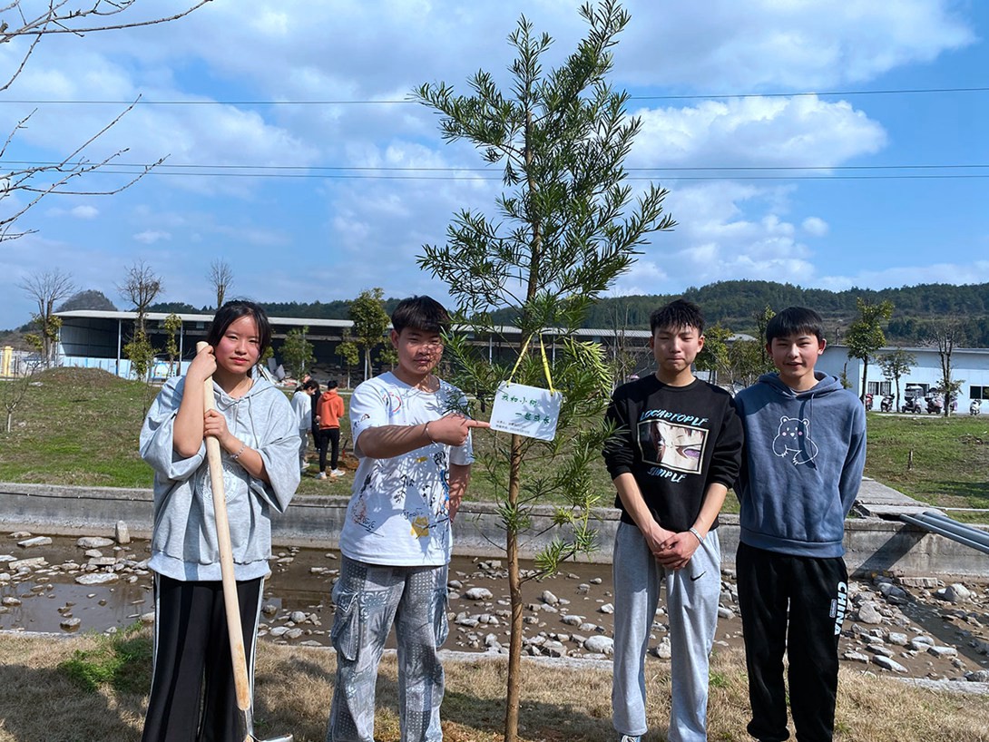 我校师生踊跃参加“许美好愿望、献给绿色爱心”植树活动