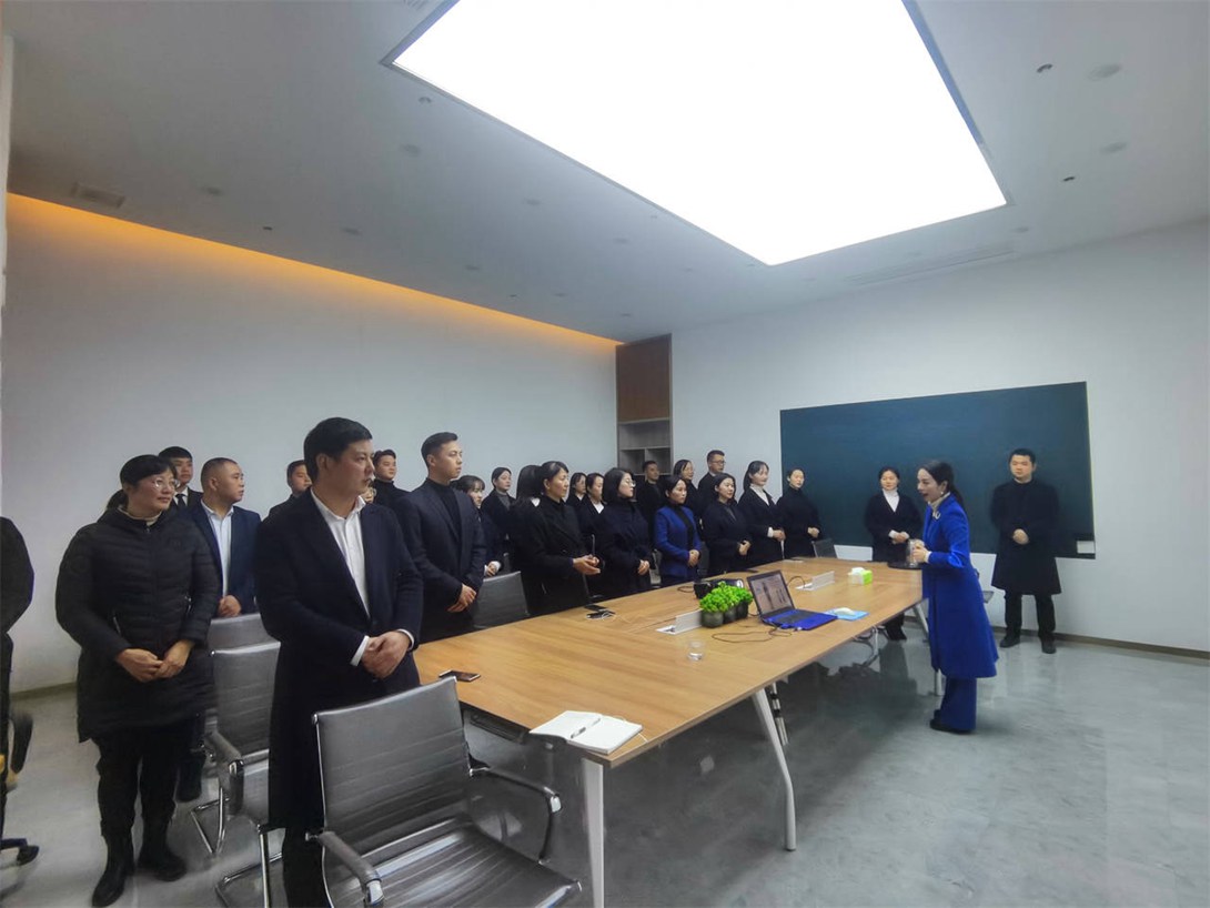 我校教师罗杨赴雪子集团(贵州)房地产营销中心进行礼仪培训