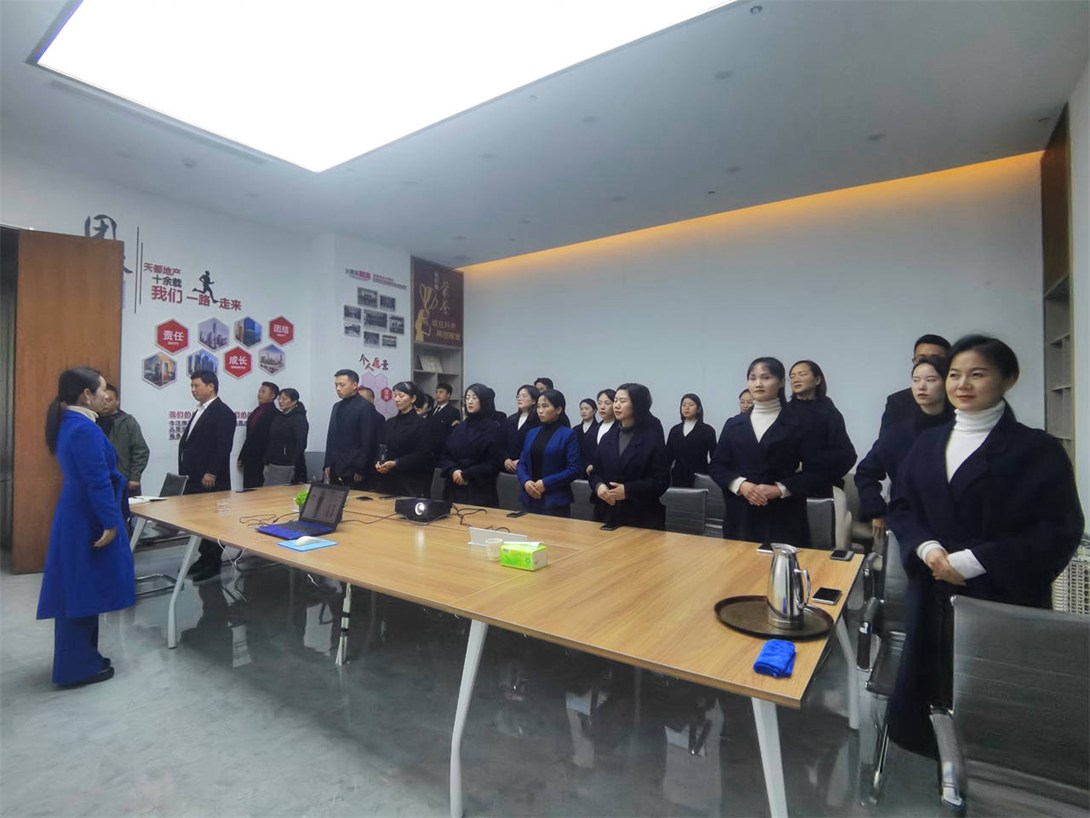 我校教师罗杨赴雪子集团(贵州)房地产营销中心进行礼仪培训